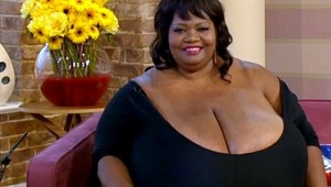 Annie má veľkosť podprsenky 102 ZZZ. Je ženou s najväčšími prsiami