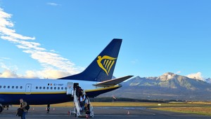 Šéf Ryanairu popiera, že cestujúci po rozbití okna vypadol z lietadla.