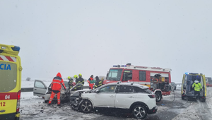 Pre vážnu dopravnú nehodu je uzavretá cesta v blízkosti diaľnice D4