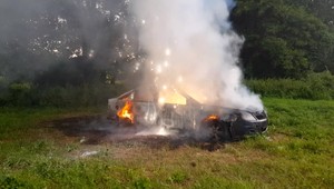 Auto odstavené na lúke pohltili plamene. Chýbalo aj evidenčné číslo