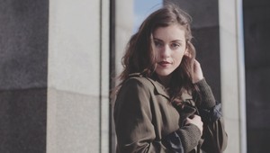 Sexi jesenný outfit: Oblečte si dlhý sveter ako šaty!