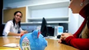 Banky lákajú na šetrenie a pritom si účtujú nezmyselné poplatky