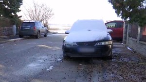 Kuriózny prípad z Komárna. Viac ako rok im pred domom stálo auto, ktoré si tam niekto odparkoval