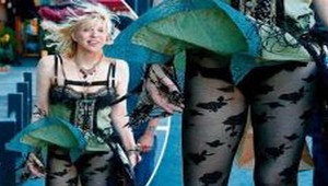 Courtney Love ukázala nohavičky!