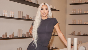 Ženy jej závidia husté a nekonečne dlhé vlasy, realita je však úplne iná: Toto je Kim Kardashian a jej "päť" žltých vlasov na hlave!