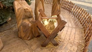 Z bratislavského Hviezdoslavovho námestia ukradli drevenného Ježiška