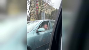 VIDEO: Uprostred križovatky muž autom zablokoval dopravu a nožom sa vyhrážal inému vodičovi