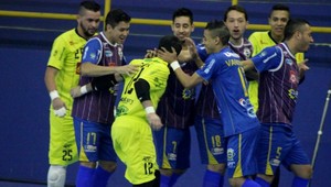 Keď si brankári robia zle... Parádna strela gólmana Gaucha cez celú palubovku!