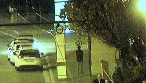 Profesionálny vojak rozbil výklad košom, nadával policajtom