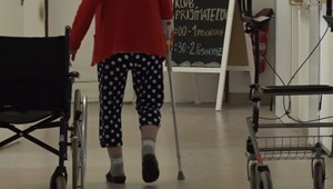 Svoju spolubývajúcu seniorka brutálne napadla nožom. Hrozí jej až 20-ročný trest