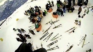 O chlp. Paraglidista takmer napálil do lyžiarov...