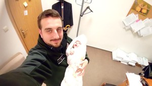 Mimoriadny čin policajta: Zachránil bábätko a dal mu šancu na lepší život