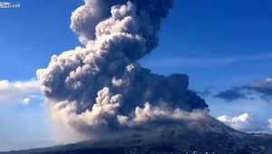 Tisíce pasažierov uviazli na letisku na Bali