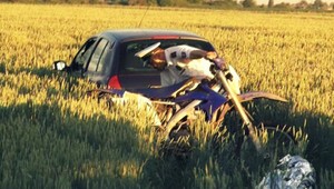 Do policajta (†38) na motorke vpálilo auto. Neprežil...