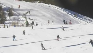 VIDEO: Aj napriek správam o najteplejších Vianociach sú tatranské zjazdovky plné