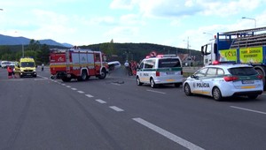 Predbiehanie cez plnú čiaru a čelná zrážka bez brzdnej dráhy. O život prišiel nevinný 41-ročný vodič