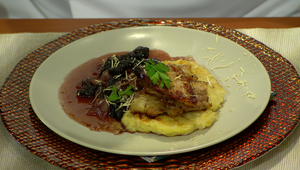 Bravčový bôčik na restovanej cibuli so slivkami, zemiakovo kapustové placky a chren