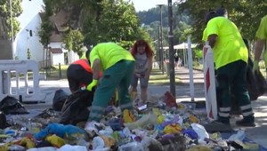 Na námestí v centre Handlovej vysypali smetiarske auto a to, čo v ňom našli, je vizitkou celého Slovenska