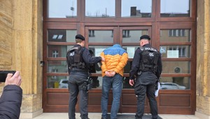 Majiteľa hokejového klubu a jeho syna obvinili z vydierania a napadnutia. Obeti hrozí, že príde o oko