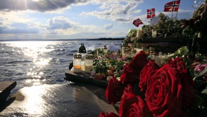 Na pamätník obetí útoku Breivika v deň výročia nasprejovali hákový kríž