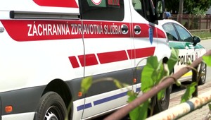 Muž pri popíjaní napadol kamaráta sklenenou fľašou. Za pokus o vraždu mu hrozí väzba