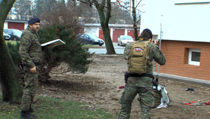 Družke priložil na krk nôž a vyhrážal sa zabitím. Profesionálny vojak pod vplyvom alkoholu zašiel priďaleko