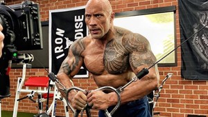 Dwayne Johnson močí do plastovej fľaše: Neuveríte, prečo