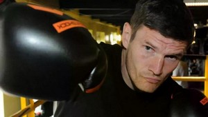 Slávny boxer dostal za volantom záchvat, bojuje o život