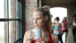 Odľahčite sa pred sviatkami: 2 šálky tohto nápoja denne zničia brušný tuk už za týždeň