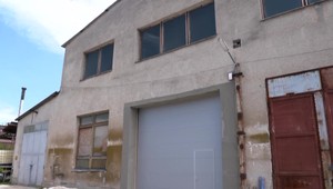 Muža (20) na Orave pritlačil stroj na výrobu peliet. Zraneniam podľahol po prevoze do nemocnice