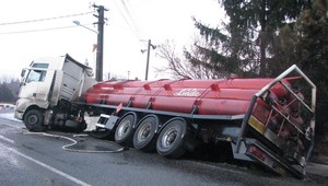 tvojenoviny: Havaroval kamión s plynom