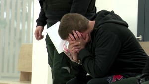 Opitý, trikrát trestaný grázel v podmienke sa vyhrážal vlastnej matke