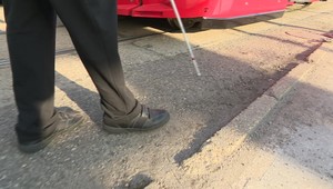 Cestovať MHD je pre nevidiacich náročné. Podstatný je aj typ vozidla