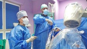 Lekári uskutočnili raritný endoskopický výkon na chrbtici