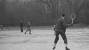 VIANOČNÁ HALUZ: Tenis v korčuliach na zamrznutom jazere