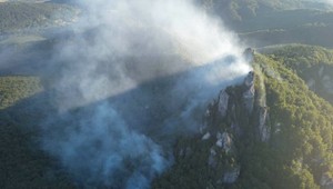 Hasiči bojujú s lesným požiarom v ťažko dostupnom teréne Súľovských skál