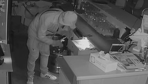 Zlodej v krčme si na ruky natiahol ponožky, aby nezanechal odtlačky. Celý čas ho snímali kamery