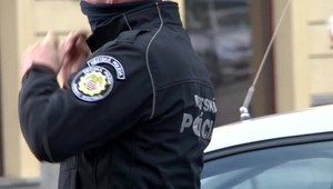 Trojica mužov v Banskej Bystrici brutálne napadla muža. Medzi útočníkmi bol aj policajt