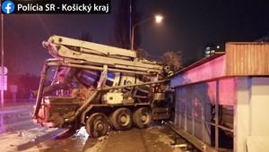 FOTO: Hrozivo vyzerajúca nehoda v Košiciach, domiešavač odhodilo do zastávky MHD