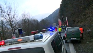 Cestujete cez Strečno? Pozor na padajúce stromy!