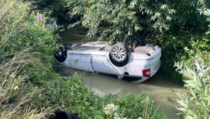 Auto po nehode skončilo prevrátené na streche v potoku