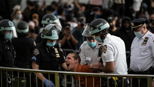 V putách už skončilo štyri a pol tisíca demonštrantov, Trump sa vyhráža nasadením armády