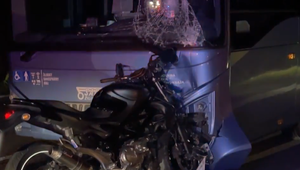 Dve vážne nehody na Kysuciach:  Zranila sa motocyklistka aj vodič prevráteného auta