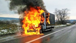 Vodiči, pozor! V Bratislave horí pri ceste nákladné auto