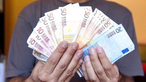 Železničiar by mal vyplatiť odmenu 30 tisíc nálezcovi ruksaku. Peniaze ale zaistila NAKA