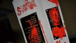 Pokračoval proces s výtvarníkmi, ktorí pomaľovali Biľakovu bustu