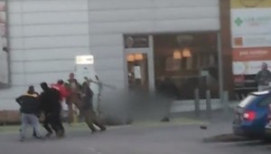 VIDEO: Pred supermarketom sa strhla brutálna bitka. Chlapi brali do rúk lopaty aj krompáče