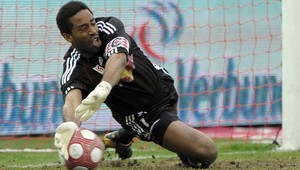 Brankár Salzburgu Gustafsson po brutálnom faule pol roka mimo