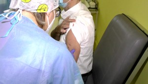 Premiér Heger dnes dostal druhú dávku očkovania, termín na Sputnik má už aj Matovič