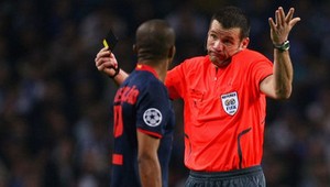 Rozhodca zabudol cez polčas karty v šatni. Aj tak trestal!